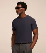 Remera masculina de manga corta y cuello redondo, confeccionada en tejido rib con textura atercipelada y acabado acanalado.