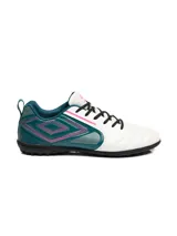 Championes de fútbol Umbro modelo Vision TF, diseñados para césped sintético. Presentan una combinación de colores blanco, verde azulado y detalles en fucsia, con el logo de la marca en el lateral y suela de goma con tapones pequeños.
