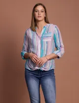 Blusa de gasa con estampado de rayas verticales en tonos celestes, violetas y blancos. Presenta cuello mao con escote en V, cierre frontal con botones, bolsillo aplicado en el pecho y mangas largas con presilla para regular el largo. El diseño incluye un nudo en la parte inferior delantera.