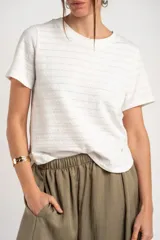 Remera blanca de manga corta con cuello redondo y textura de líneas horizontales con perforaciones.