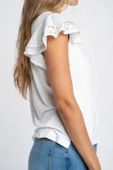 Remera negra de viscosa y elastano, con escote redondo y mangas cortas con volado de tela perforada (broderie).