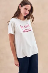 Remera blanca de corte clásico con estampado frontal de la frase 'le ciel infini' en color fucsia.