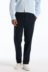 Pantalón chino de corte recto color azul marino, con bolsillos laterales y traseros.
