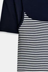 Camiseta de manga larga con diseño de efecto triple, combinando una capa superior de color azul marino, una capa intermedia de tirantes con estampado de rayas horizontales y una capa inferior blanca. Confeccionada en algodón con cuello redondo.