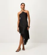 Vestido midi de satén negro con escote halter, tirantes finos ajustables, bajo asimétrico y detalles de encaje en el escote y el dobladillo.