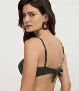 Top de bikini verde oscuro, con aro, breteles ajustables adornados con piedras y lazo en la espalda.