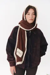 Bufanda de punto con capucha integrada, diseño de bloques de color en azul marino, bordó y crema. Presenta un borde con detalle de costura decorativa y una etiqueta rectangular bordada con la palabra Anthea.