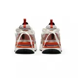 Championes Nike Air Max Furyosa, color gris, blanco y negro, con detalles plateados. Capellada de malla y cuero sintético, con cordones blancos y sistema de ajuste con cordones elásticos en el talón. Entresuela de espuma con tecnología Air Max visible en la parte trasera.