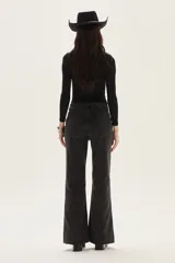 Jean de corte bootcut color negro lavado, con acordonado lateral completo en ambos lados.