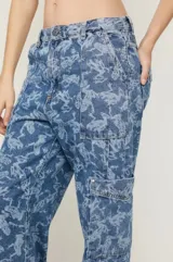 Pantalón jean de tiro bajo con estampado de ranas en azul y blanco, corte recto y bolsillos cargo.