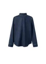 Camisa azul oscuro de denim con cuello alto y detalle de bufanda integrada en el mismo tejido.