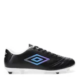 Championes de fútbol Umbro modelo Classico II HG, color negro con detalles en blanco. Presentan un diseño clásico con costuras reforzadas en la puntera para mayor control y durabilidad, cierre con cordones y suela con tapones diseñados para superficies firmes.