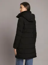 Campera Calvin Klein tipo walker acolchada y de acabado mate color negro, con diseño largo, mangas largas, cierre frontal con cremallera y bolsillos laterales con cierre. Incluye capucha con forro de sherpa interior.