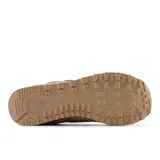 Championes urbanos New Balance modelo 574, color tostado, confeccionados en gamuza y malla, con logo "N" característico en los laterales y entresuela ENCAP.