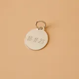 Dije de medalla circular lisa en plata 925, diseñada para personalización mediante grabado.