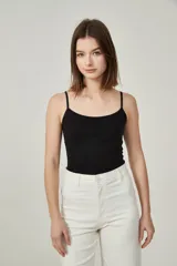 Musculosa de bretel fino color crudo, corte ajustado al cuerpo y escote redondo.