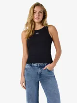 Top sin mangas negro de corte ajustado, confeccionado en tejido acanalado con cuello redondo y detalle de pequeño logo bordado en el pecho.