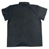 Camisa de manga corta color negro, con corte regular y cierre frontal de botones. Presenta un estampado gráfico en blanco en el lado derecho del pecho con motivos artísticos y tipografía gótica.