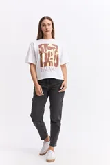 Remera de algodón color marrón con estampa gráfica frontal en tonos oscuros y texto.