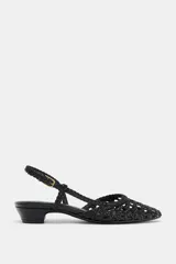 Zapato destalonado de color negro con diseño trenzado en todo el empeine, tira trasera ajustable con hebilla metálica dorada y tacón bajo en bloque.