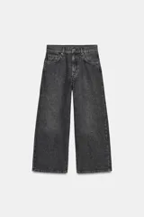 Jeans de tiro medio con diseño culotte y pierna ancha. Presenta un estampado de rayas verticales a contraste, cierre frontal con cremallera y botón, trabillas en la cintura y cinco bolsillos.