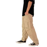 Pantalon cargo color beige, de corte holgado, con cintura elástica ajustable mediante cordón, bolsillos laterales tipo cargo y bolsillos frontales.