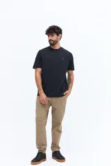 Remera clásica lisa de algodón color negro, con escote redondo y logo estampado en relieve en el pecho.