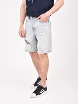 Bermuda de jean color negro con efecto lavado, de corte recto y largo hasta la rodilla.