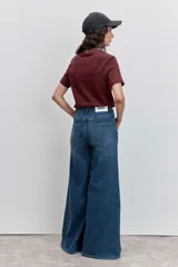 Remera negra de manga corta y cuello redondo, de corte holgado.