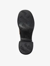 Mocasín de cuero vacuno con diseño bicolor en negro y marrón, destacando una banda frontal en color celeste. Presenta un tacón grueso y plataforma de goma, con plantilla de EVA para mayor amortiguación.