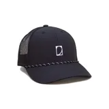 Gorra tipo trucker color negro, con paneles traseros de malla, visera curva y cordón decorativo en la base de la corona. Presenta un logo bordado en blanco en el panel frontal.