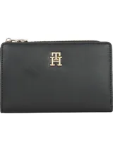 Billetera plegable color negro de Tommy Hilfiger, con acabado granulado, cierre de botón a presión, bolsillo exterior con cremallera e insignia metálica del monograma TH en la parte delantera.