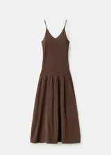Vestido largo de punto fino color marrón, con tirantes finos, escote en V y diseño con corte en la cintura y falda evasé holgada.