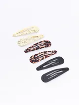Pack de seis hebillas para el pelo tipo sapito. El conjunto incluye dos hebillas doradas con textura martillada, dos con estampado de animal print de leopardo y dos negras con textura de puntos.