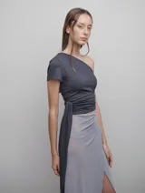 Top gris asimétrico de viscosa, con un solo hombro, manga corta y ajuste al cuerpo.