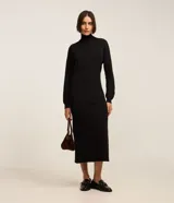 Vestido midi de punto color verde oscuro, de corte recto y holgado, con cuello alto y mangas largas.
