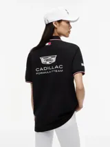 Chomba negra de algodón elástico con cuello polo, cartera de dos botones y mangas cortas. Presenta detalles de ribetes con diseño Global Stripe en el cuello y los puños, además de los logotipos de Tommy Hilfiger, TH x Cadillac Formula 1 Team, Pirelli y el número 11 en las mangas y el pecho.