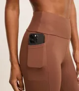 Legging deportiva Get Over de tiro alto, confeccionada en microfibra elástica, con bolsillos laterales funcionales y largo hasta el tobillo.
