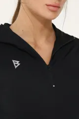 Buzo negro deportivo con capucha, cierre frontal a mitad del torso y bolsillos laterales.