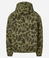 Campera con capucha y cierre frontal, confeccionada en sarga con estampado camuflado. Tiene manga larga con sisa desplazada, puños ajustados, bolsillo canguro y bajo con elástico.