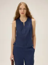Top de lino azul marino, sin mangas, con escote en V y costuras pespuntadas en contraste.