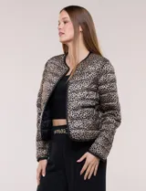 Campera puffer corta de diseño reversible y liviano, marca Michael Kors. Cuenta con acabado resistente al agua, diseño acolchado con matelaseado horizontal, cuello redondo a la base sin solapa ni capucha, cierre frontal completo con botones de presión metálicos, bolsillos laterales funcionales y ribetes a tono. Largo a la cintura y empacable en su propia bolsa de guardado.
