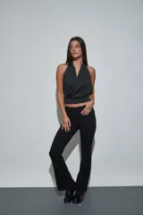 Jean de denim azul de corte flare y tiro medio, con sutil estampado en toda la prenda.