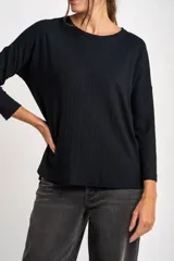 Remera blanca de viscosa con elastano, corte oversize y mangas 3/4.