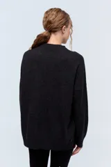 Sweater marrón de tejido de punto realizado en lambswool, con cuello redondo y calce holgado.