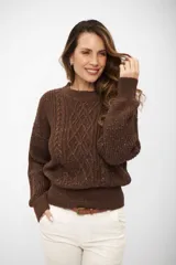 Sweater de punto con cuello redondo, diseño de trenzas frontales y acabado con hilo metálico brillante. Presenta puños y cintura ajustados en tejido acanalado.