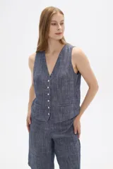 Chaleco azul sin mangas con cuello en V y cierre frontal con botones.