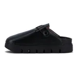 Zuecos de mujer color negro con una tira superior ajustable mediante hebilla y plataforma dentada.
