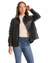 Chaqueta de eco cuero negro con diseño capitoneado, cuello con solapa y cierre frontal con botones a presión. Presenta mangas largas con puños abotonados, dos bolsillos frontales con solapa y forro interno a tono.