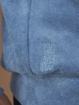 Campera con capucha de toalla color gris claro, con cierre completo y bolsillos frontales.